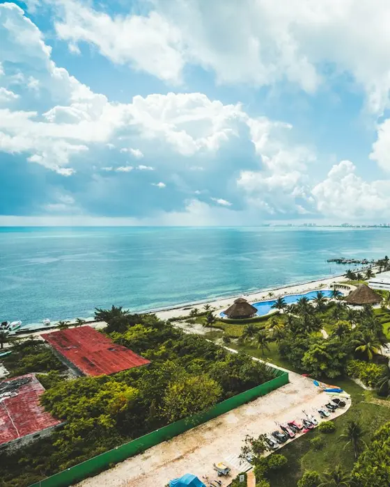 High-floor view over the sea and green areas